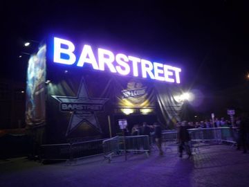 Letras coloridas estupendas de la muestra del frente del efecto para el parque de atracciones, club, barra