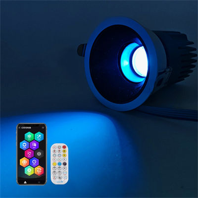 Proyector LED RGBW de 24 V para una atmósfera festiva fresca en viviendas blancas / negras